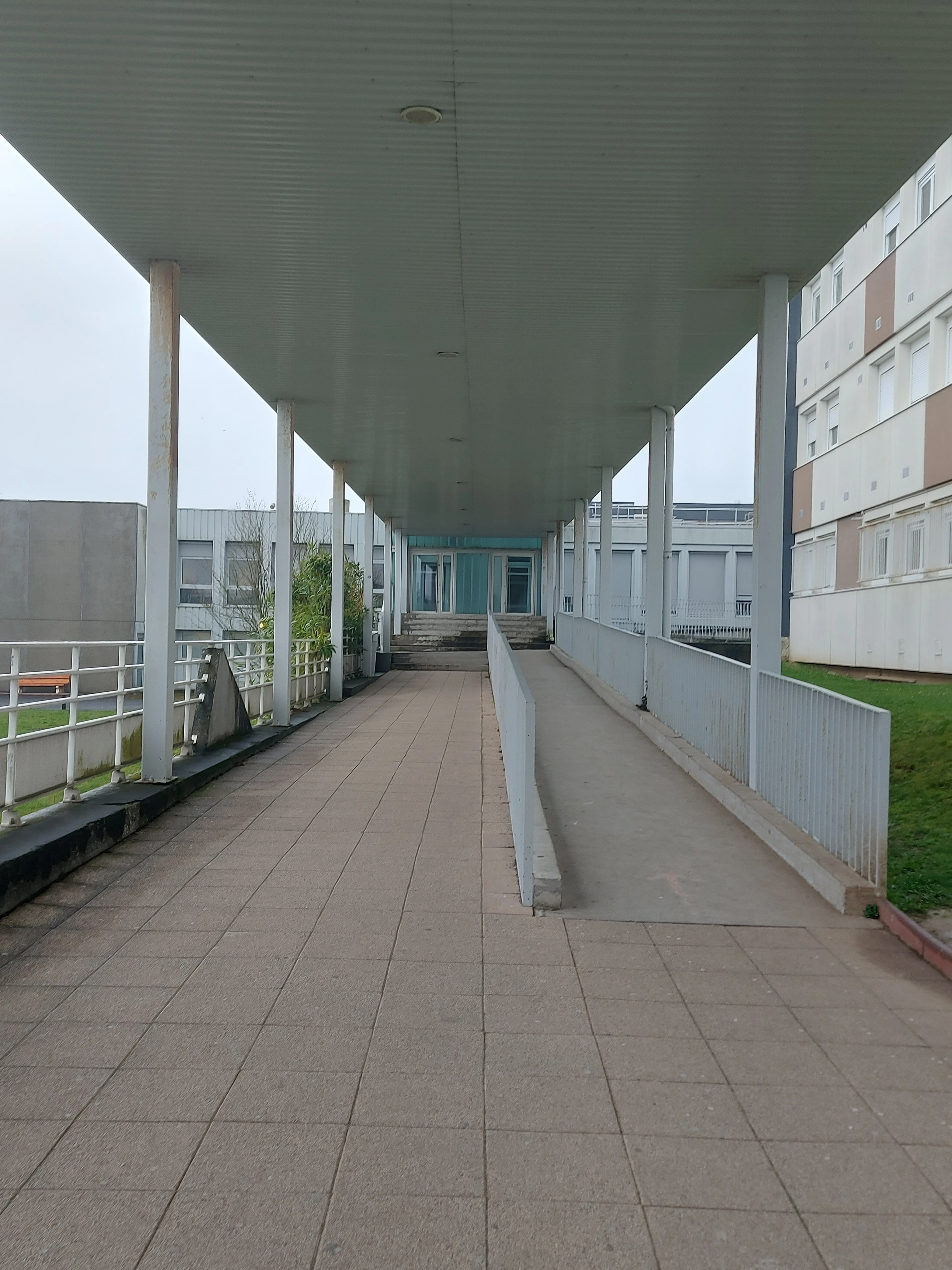 Rampe devant la cantine